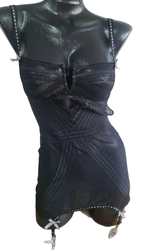 body-hugging shapewear briefsVictorias Secret Lencería Sexy Body 34c